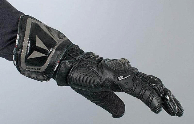 Обзор мотоперчаток Dainese